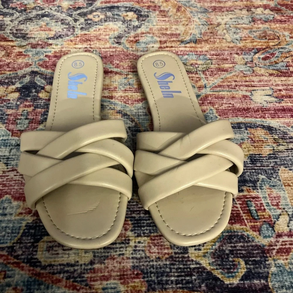 💥4/$20 BUNDLE 🆕NWOT Cream/Tan Women's Sandals Size 8.5 - Picture 2 of 6